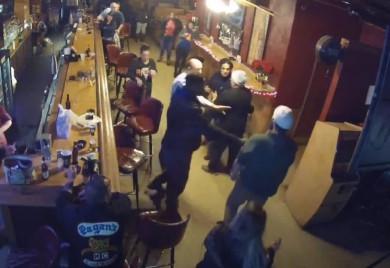 Otac i sin pretukli više osoba