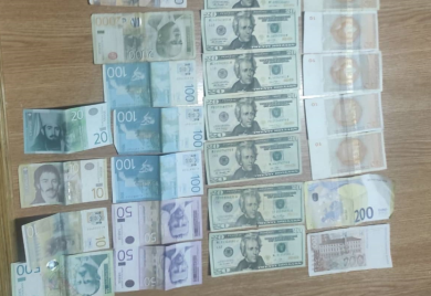 Uhapšen radnik kladionice: Pronašao torbicu prepunu novca i zadržao ga