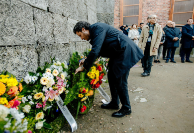 Abazović položio vijenac ispred Zida smrti u Aušvicu