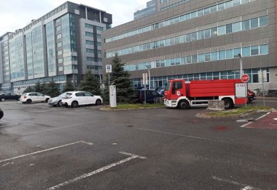Parking kod zgrade Vlade RS i dalje blokiran i to vatrogasnim vozilima