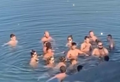Kupanje drugog dana Božića (VIDEO)