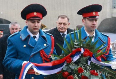 Počast herojima: Položeni vijenci na spomenik palim borcima Vojske Republike Srpske