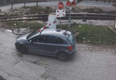 Zbog nepažnje umalo podletio pod voz (VIDEO)