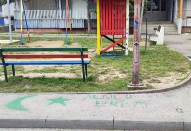 U neposrednoj blizini dječijeg igrališta: U Banjaluci osvanuo grafit “Alahu ekbar“