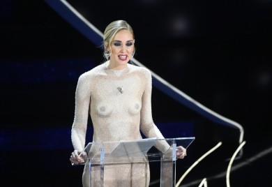 Haos na prvoj večeri Sanrema: Voditeljka u goloj haljini, psovke i pjevač koji je demolirao binu