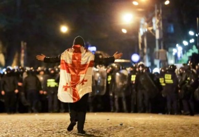 Nasilni protesti u Tbilisiju, uhapšeno 77 demonstranata