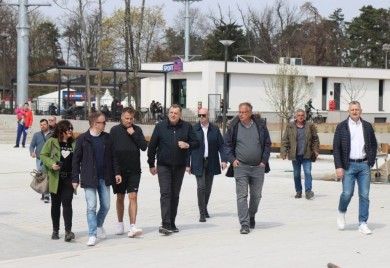 Dodik na centralnom terenu “Srpska Open-a”: Radnicima dao “za piće”