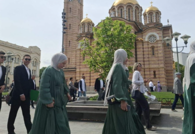 Maturanti treće generacije Medrese prošetali Banjalukom