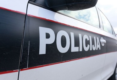 Zapalio sebe i policajca pa prebačen u bolnicu (VIDEO)