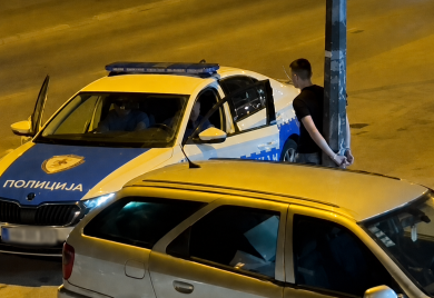 Uhapšen muškarac na Laušu, osumnjičen da je maloljetnog sina vezao za banderu