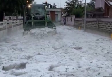 Kakva ludnica od vremena: Pao snijeg u julu (VIDEO)
