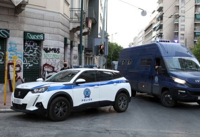 Sedmorica navijača pokušala pobjeći iz Grčke, uhapšeni s noževima i palicama u kombiju
