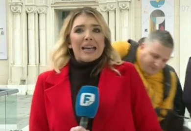 Prolaznik romobilom udario novinarku tokom javljanja uživo