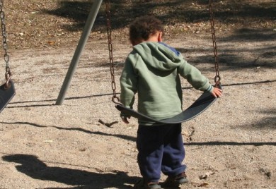 Horor! Dječak (2) pronašao pištolj u dvorištu vrtića i upucao se