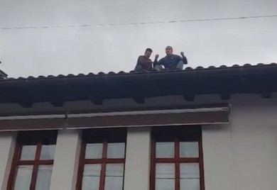 Potresne scene iz Velike Hoče, domaćin se popeo na krov: “Ne dam, ovo je moje”  (VIDEO)
