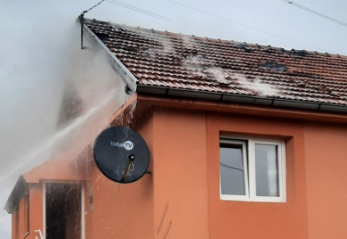 Gorio krov kuće u Gacku, evakuisali staricu