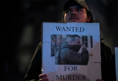 Policajac koji je ubio ženu u Mineapolisu - veteran iz Iraka, prošle godine ga auto vukao 90 m po ulici