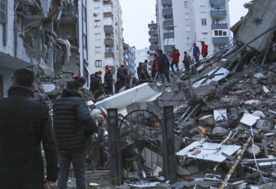 Broj žrtava razornog zemljotresa premašio 15.000, pomoć stiže sa svih strana