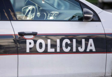 Bjegunac skočio u Neretvu, sudski policajac koji je trčao za njim povrijeđen