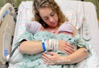 Prava rijetkost u medicini: Učiteljica drugi put rodila jednojajčane blizance