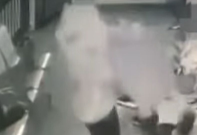 Muškarac podigao ženu i bacio je u more pred šokiranim putnicima: Zastrašujući snimak sa trajekta