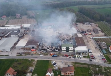 Pogledajte razmjere velikog požara u bijeljinskom preduzeću (VIDEO)