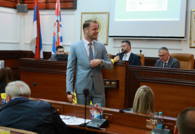 Već se zna koja tačka će izazvati VELIKU POLEMIKU: Sa zakašnjenjem počela sjednica Skupštine grada, odbornici i o dodjeli nagrade Đajiću