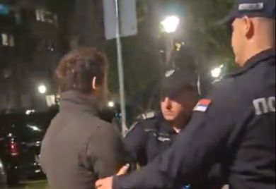 Policajci u Beogradu priveli muškarca u auto, on izašao na druga vrata i odšetao (VIDEO)