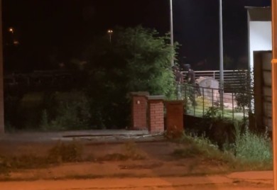 Okončana drama u Tuzli: Policija uhapsila golog i naoružanog muškarca