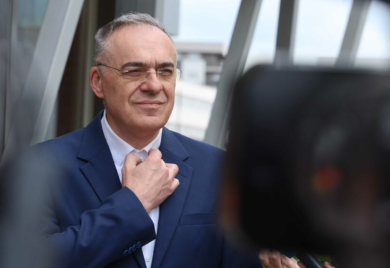 Skandal u Tesliću: Milioni keša za odbornike ili za rušenje Srbije?