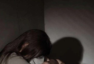 Preko maloljetne kćerke prijetio supruzi