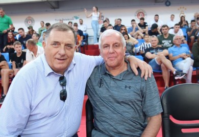Zbog neprimjerenog skandiranja navijača Dodik napustio utakmicu