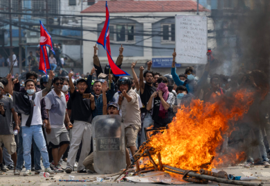 Padaju glave zbog DRUŠTVENIH MREŽA: Supruga bivšeg premijera Nepala SPALJENA ŽIVA u demonstracijama