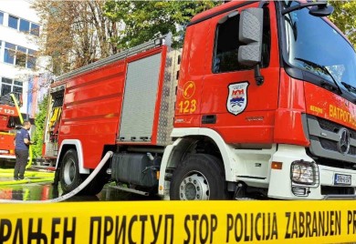 Ima povrijeđenih: Ugašen požar i u hotelu “Bosna”, vatrogasci dežuraju cijelu noć