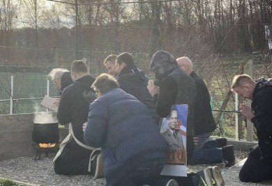 Hrvatski glumci klečali pred gulašom s Titovom fotografijom pa dobili prijetnje