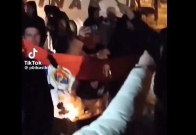 Na Dan Republike ZAPALJENA ZASTAVA SRPSKE: U Zenici uzvikali "Alahu ekber" i "Tekbir"