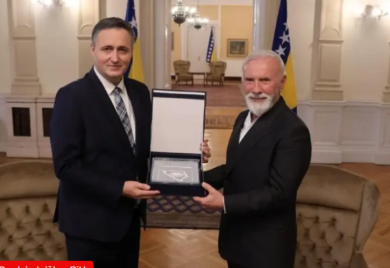 Bećirović dodijelio nepostojeće priznanje Dini Merlinu