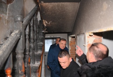 Dodik obećao 100 hiljada maraka pomoći za porodicu kojoj je izgorjela kuća u požaru