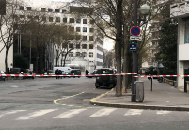 Muškarac puca sa balkona u Parizu, policija je zatvorila okolne ulice