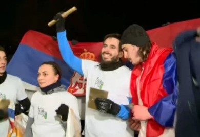 Pjevačica dočekala studente iz Kragujevca ispred Hrama Svetog Save: Savladale je emocije (FOTO)