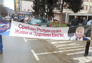 Aktivisti postavili baner sa čestitkom Dodiku i Mladiću: “Srećan rođendan, živi i zdravi bili”