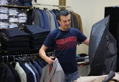 Trgovac iz Banjaluke maturantima GODINAMA POKLANJA ODIJELA i pomaže UGROŽENIM PORODICAMA