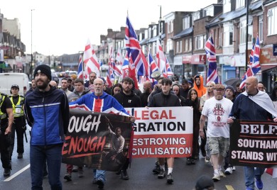 Nasilni antiimigrantski protesti u Belfastu, paljene kuće i automobili