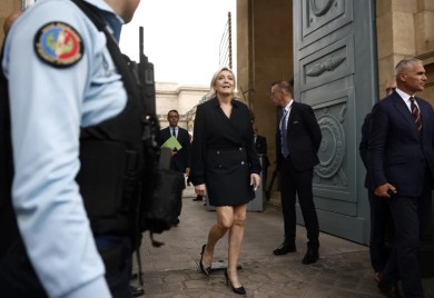 Le Pen: Francuska u ćorsokaku, niko ne zna odakle će doći premijer