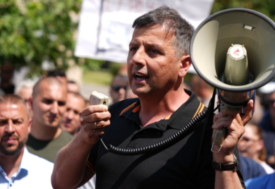 Vukanović kasno sinoć upao u NSRS. Napao Stevandića zbog odlaska u Sud BiH!