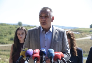 Minić uručio rješenja o podršci za nabavku traktora "Belarus"