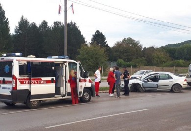 Automobil sletio s puta nakon sudara sa kombijem