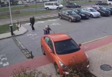 Jezive scene: Majka vozilom prešla preko sina VIDEO