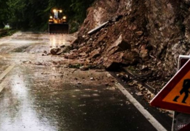 Vozači oprez: Povećana opasnost od odrona, kolovozi mokri i klizavi
