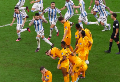 Nesportsko ponašanje: Argentinci se plazili fudbalerima Holandije i provocirali ih (VIDEO)